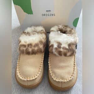 Earth Origins Women’s Sz 6 Tan Suede Slip On Faux Fur Lined Slippers New in Box